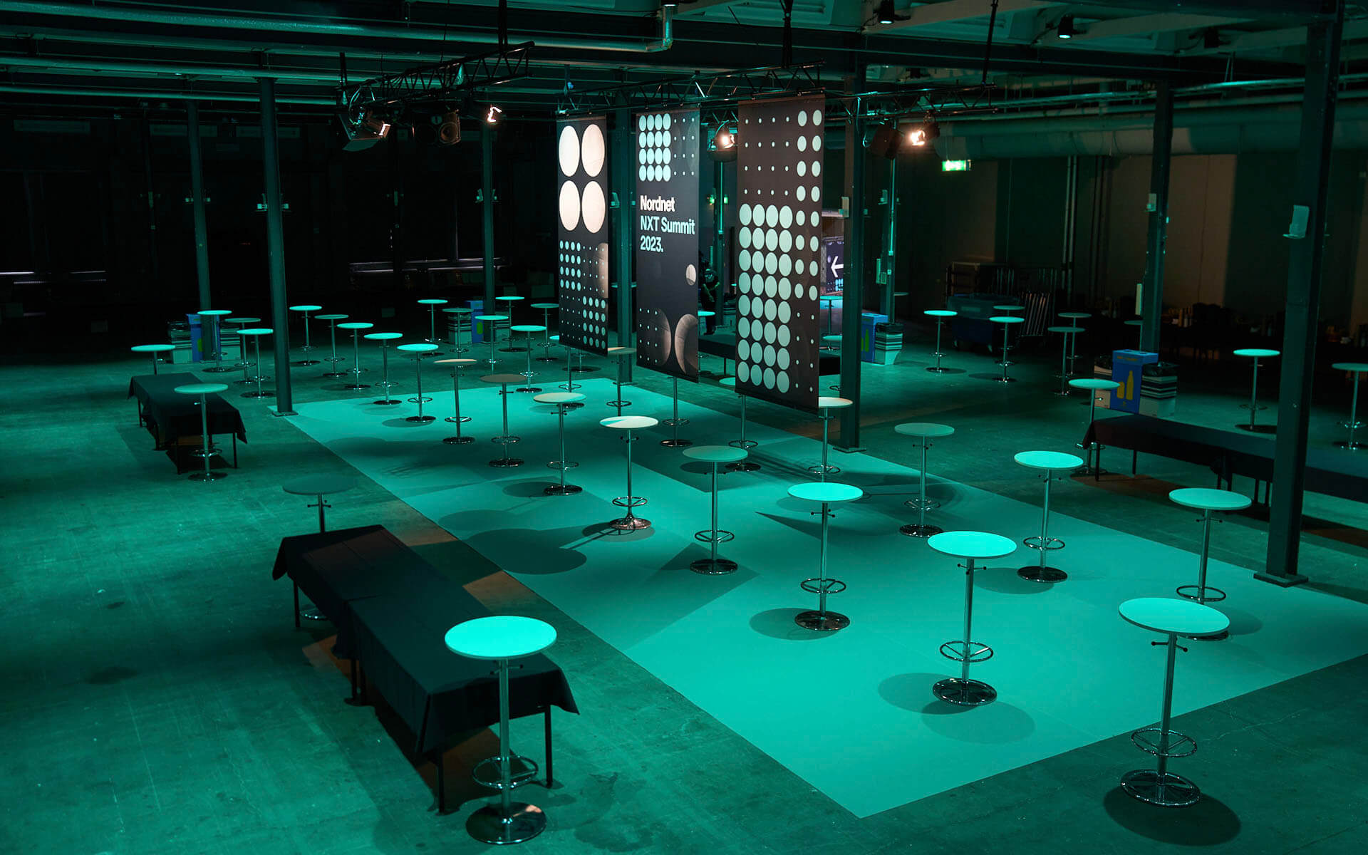 Loungemöbler och dekor i mingeltorget – Nordnet NXT Summit 2023, Nacka Strandsmässan