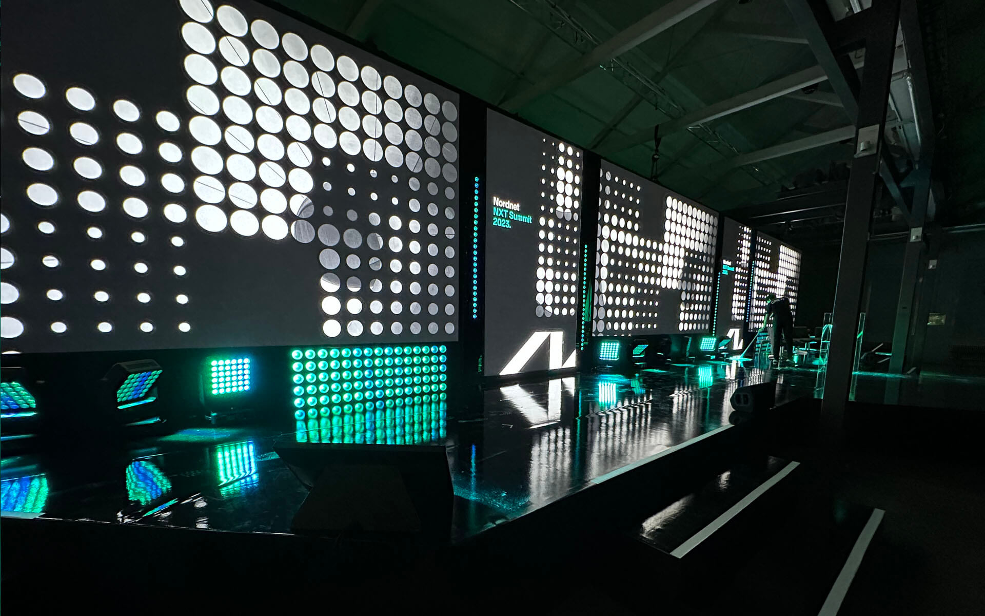 LED-skärmar och ljusinstallation på scen – Nordnet NXT Summit 2023, Nacka Strandsmässan