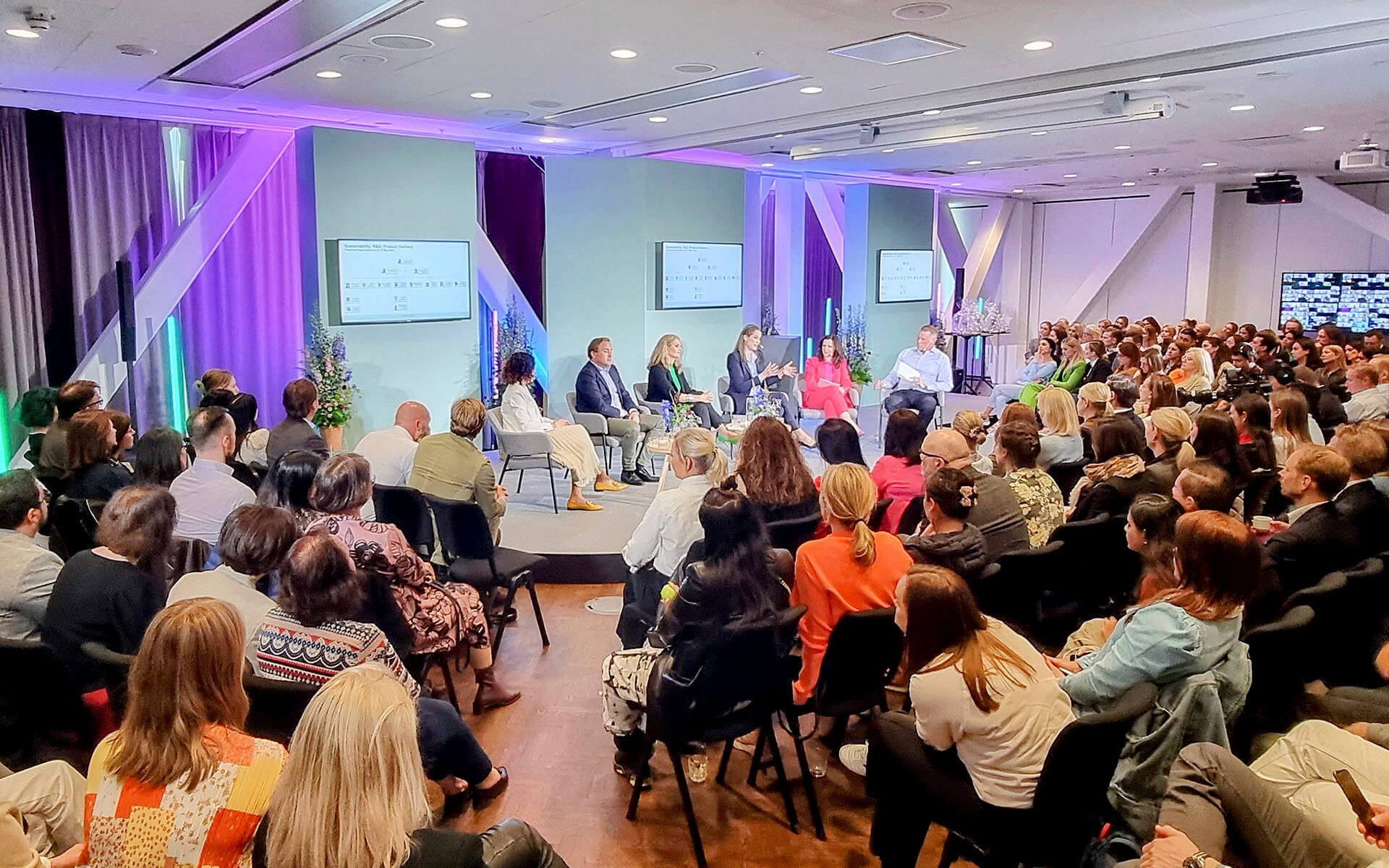 Oriflame CEO Connect at Scandic Continental – a compact streaming studio integrated into a meeting with participants both on site and via digital link.