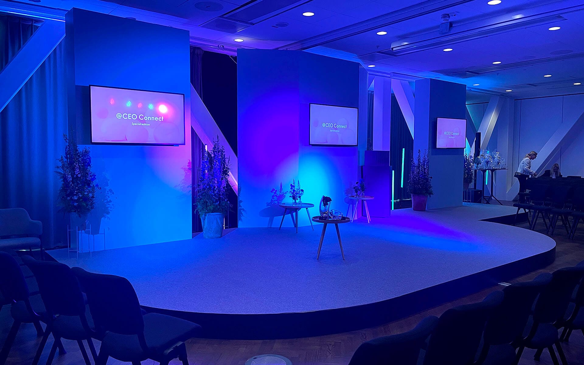Blå miljöbelysning i rummet inför sändning, Oriflame CEO Connect Scandic Continental