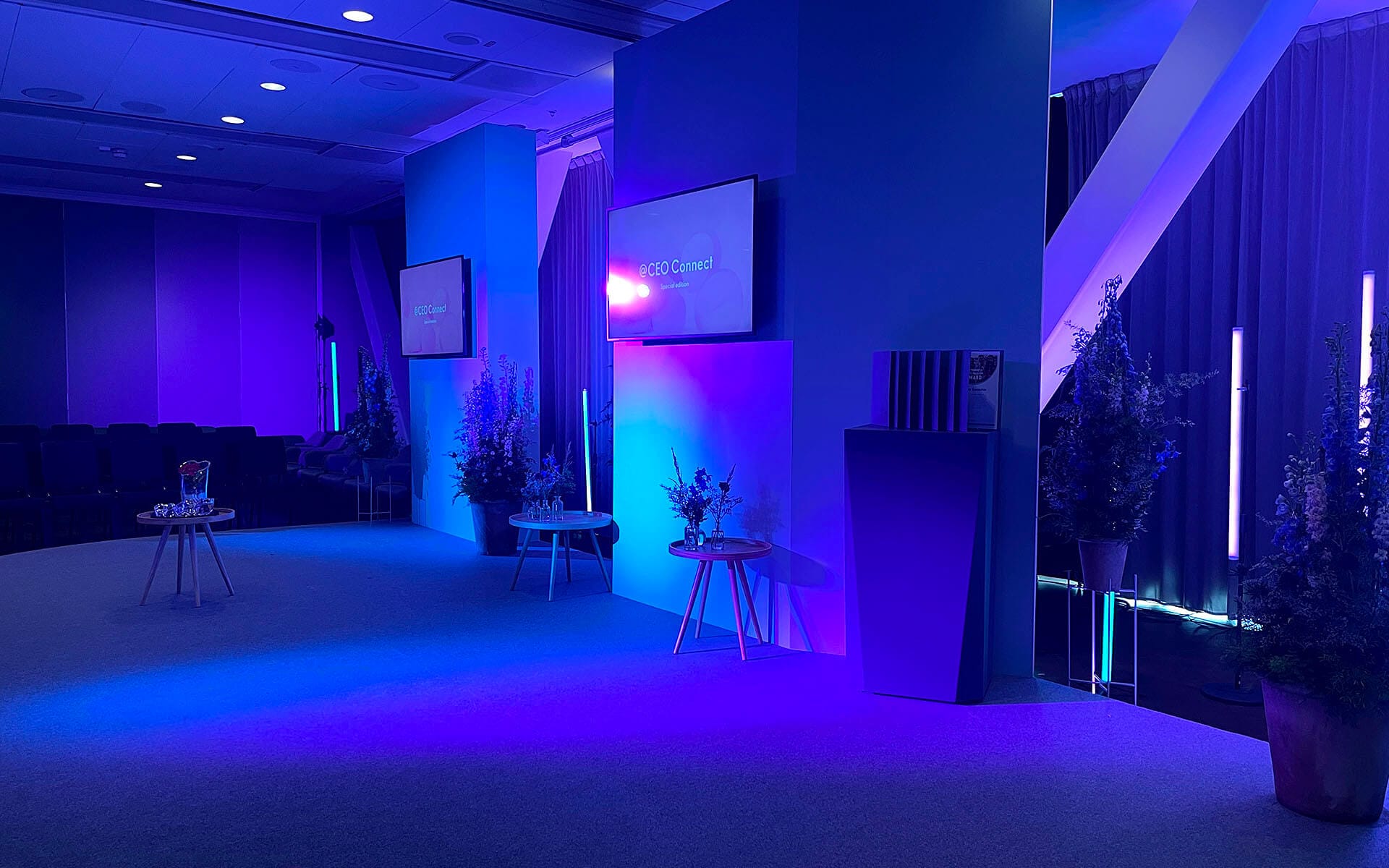 Astera Titan Tubes som miljöljus i blått, Oriflame CEO Connect Scandic Continental