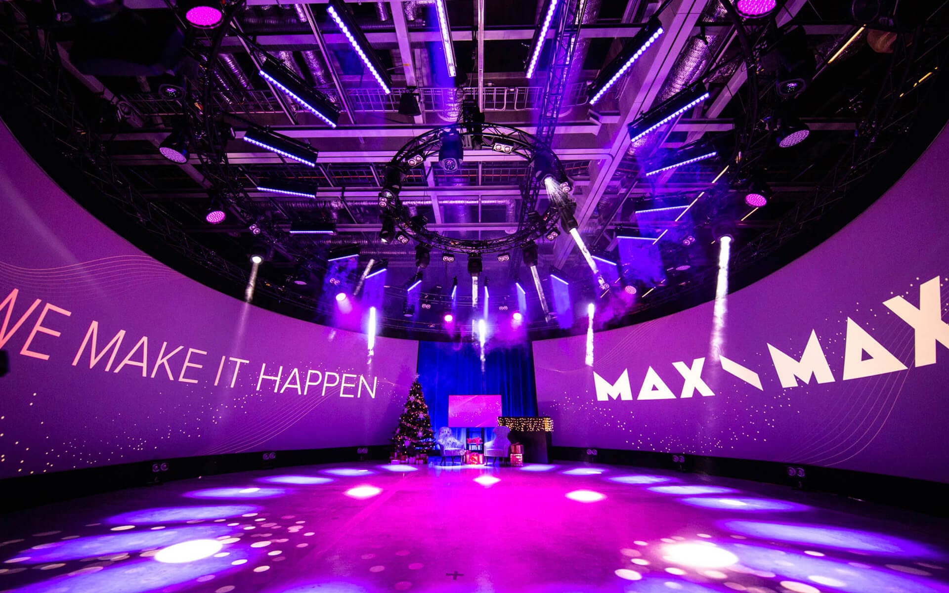 Oriflame We Make It Happen at Strawberry Fields – a fully custom studio environment with 360-degree back projection produced by EDGE.