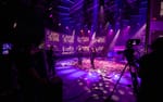 Moderatorer hälsar 4 000 deltagare välkomna i Zoom-studio, Oriflame Strawberry Fields