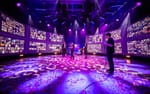 Bakprojicerade väggar med live-feed av Zoom-deltagare i rund studio, Oriflame Strawberry Fields