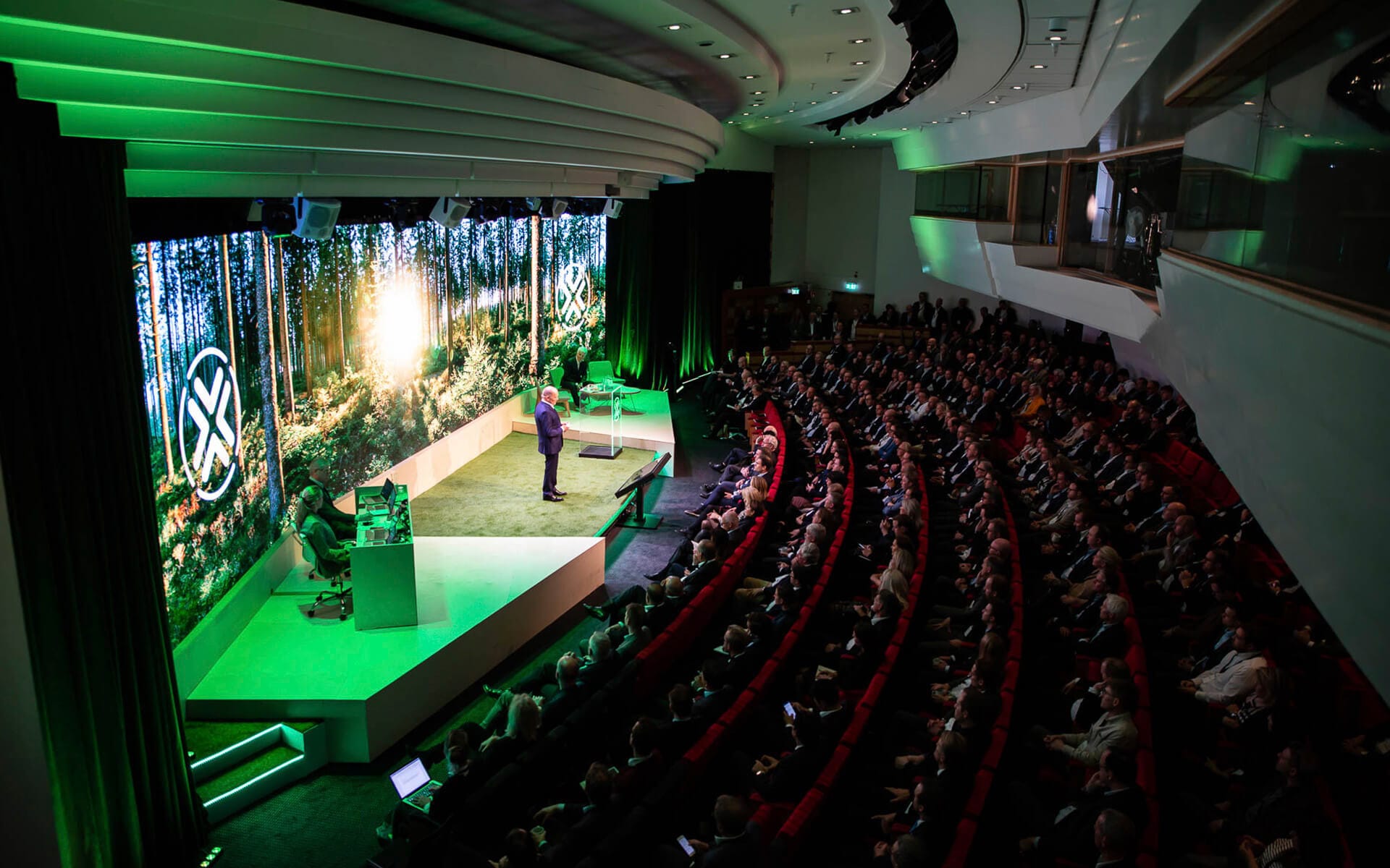 Pandox Hotellmarknadsdag på Hilton Slussen – scendesign och LED-vägg som teknisk komplettering till befintlig lokals utrustning.