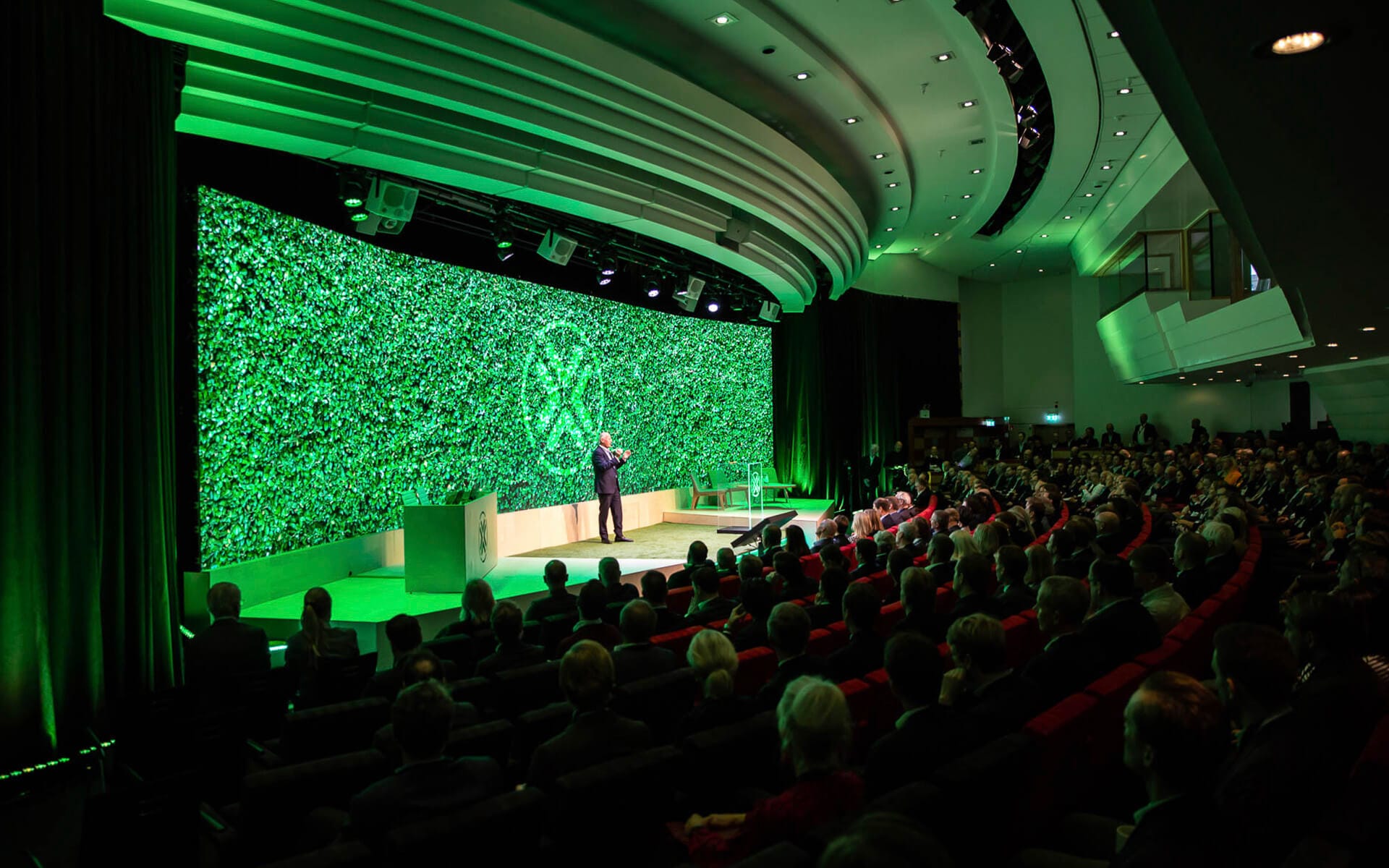 14 m bred LED-skärm som fond på scen i Auditorium, Pandox Hotellmarknadsdag Hilton Slussen