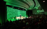 14 m bred LED-skärm som fond på scen i Auditorium, Pandox Hotellmarknadsdag Hilton Slussen