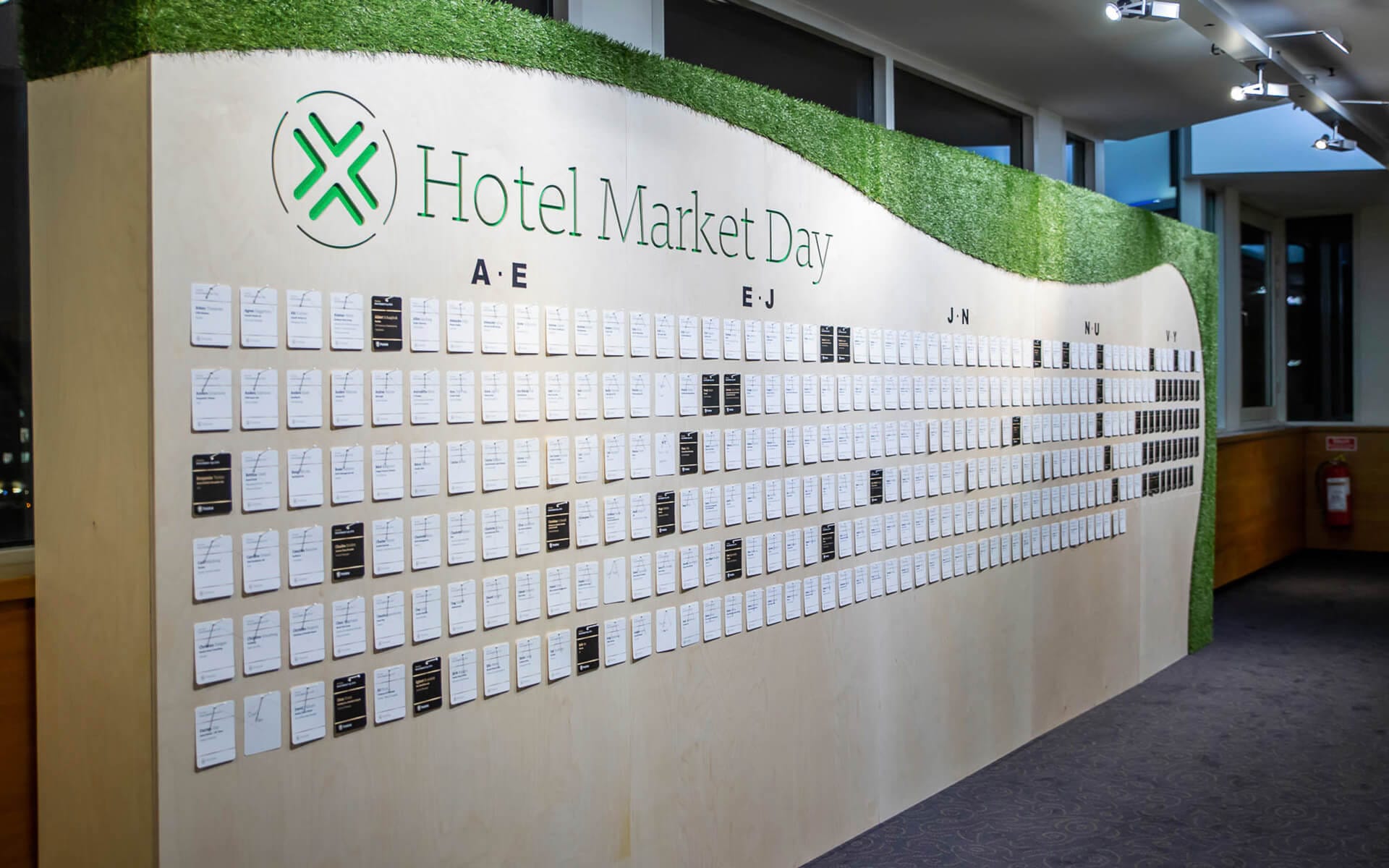 Specialbyggd badge-vägg i plywood för Pandox Hotellmarknadsdag – ett återkommande inslag vid konferenser och prisutdelningar.