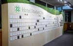 Badgevägg i entrén där gästerna hämtar sina badges, Pandox Hotellmarknadsdag Hilton Slussen