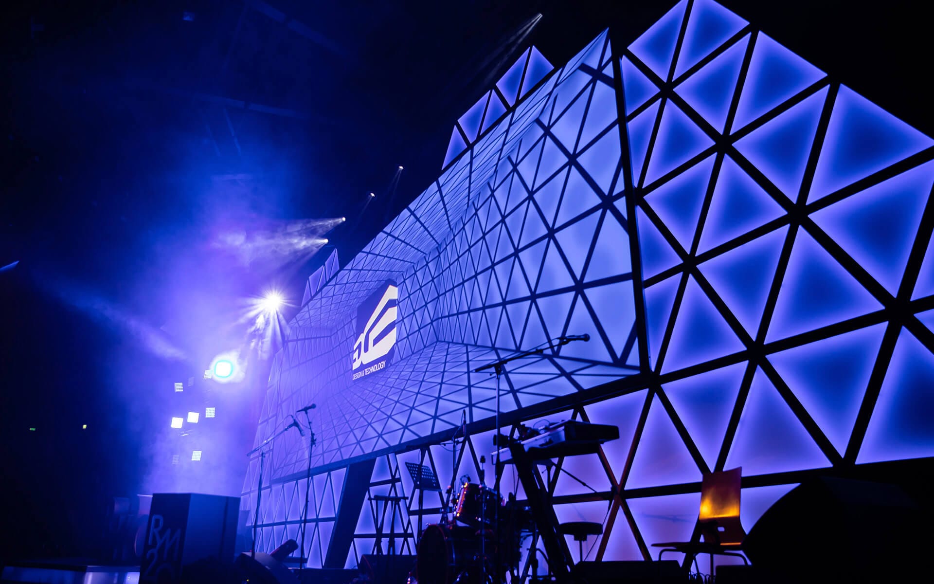 Stage with Triangled set design seen from a low angle, Reitan RM20 Conventum Örebro