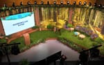 Översikt över studio med presentationsyta och sittmiljö, Salesforce Live Stockholm Waterfront