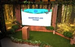 Presentationsyta med inbyggd LED-skärm i digital studio, Salesforce Live Waterfront