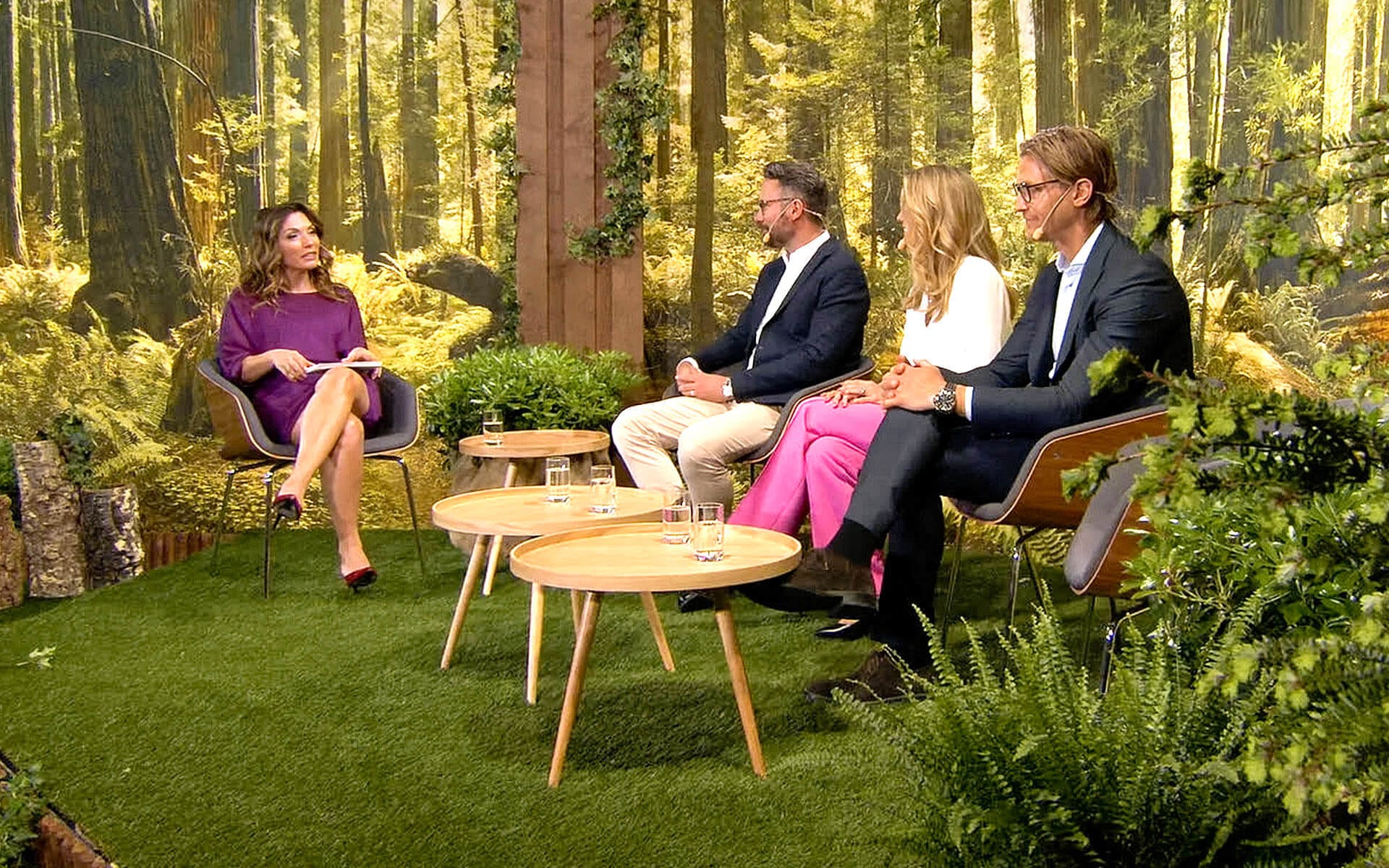 Salesforce Live at Stockholm Waterfront – a custom panel studio produced by EDGE for a professional digital live broadcast.