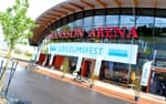 Entrén till Göransson Arena brandad med printed banners i Sandvik-manér