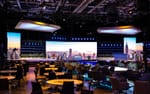 Stor konferensscen med tre LED-skärmsytor och Edgetron-armaturer, Sandvik TMM 2022 Strawberry Fields