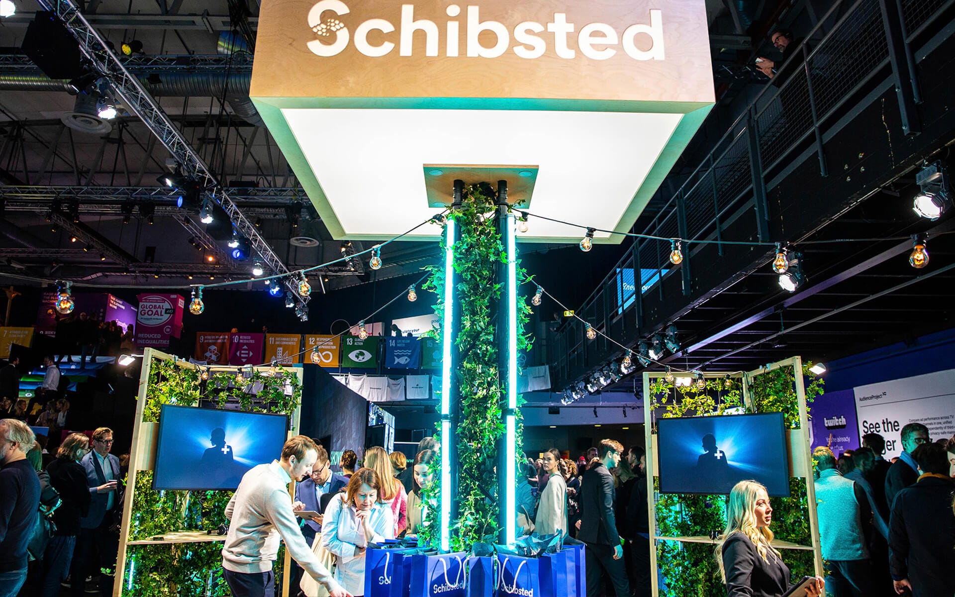 Truss tower with light box as sender branding in Schibsted's exhibition stand, NextM Annexet