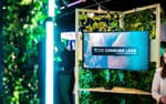 TV-skärm på insidan av spaljé med presentationsmaterial, Schibsted mässmonter NextM