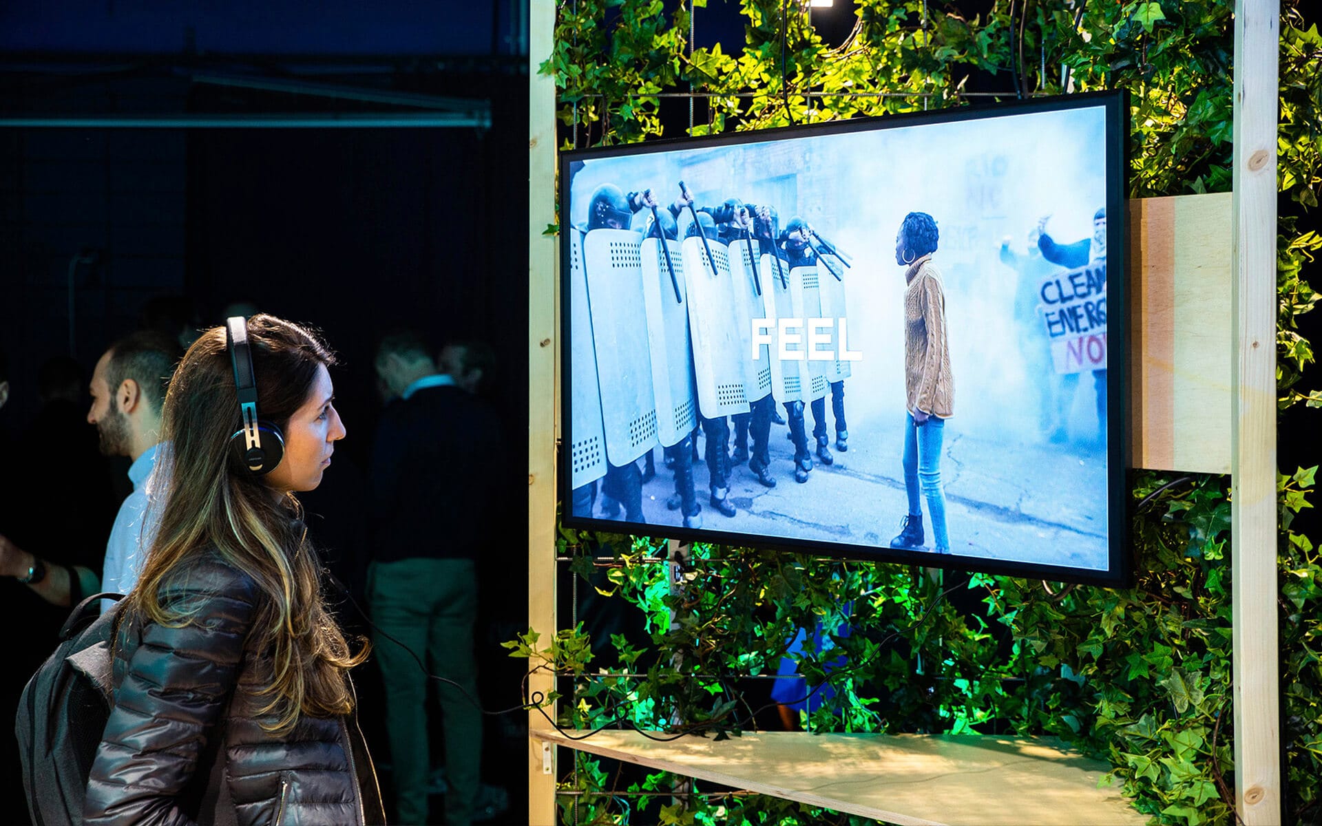 Stand visitor in front of screen in Schibsted's exhibition stand, NextM Annexet