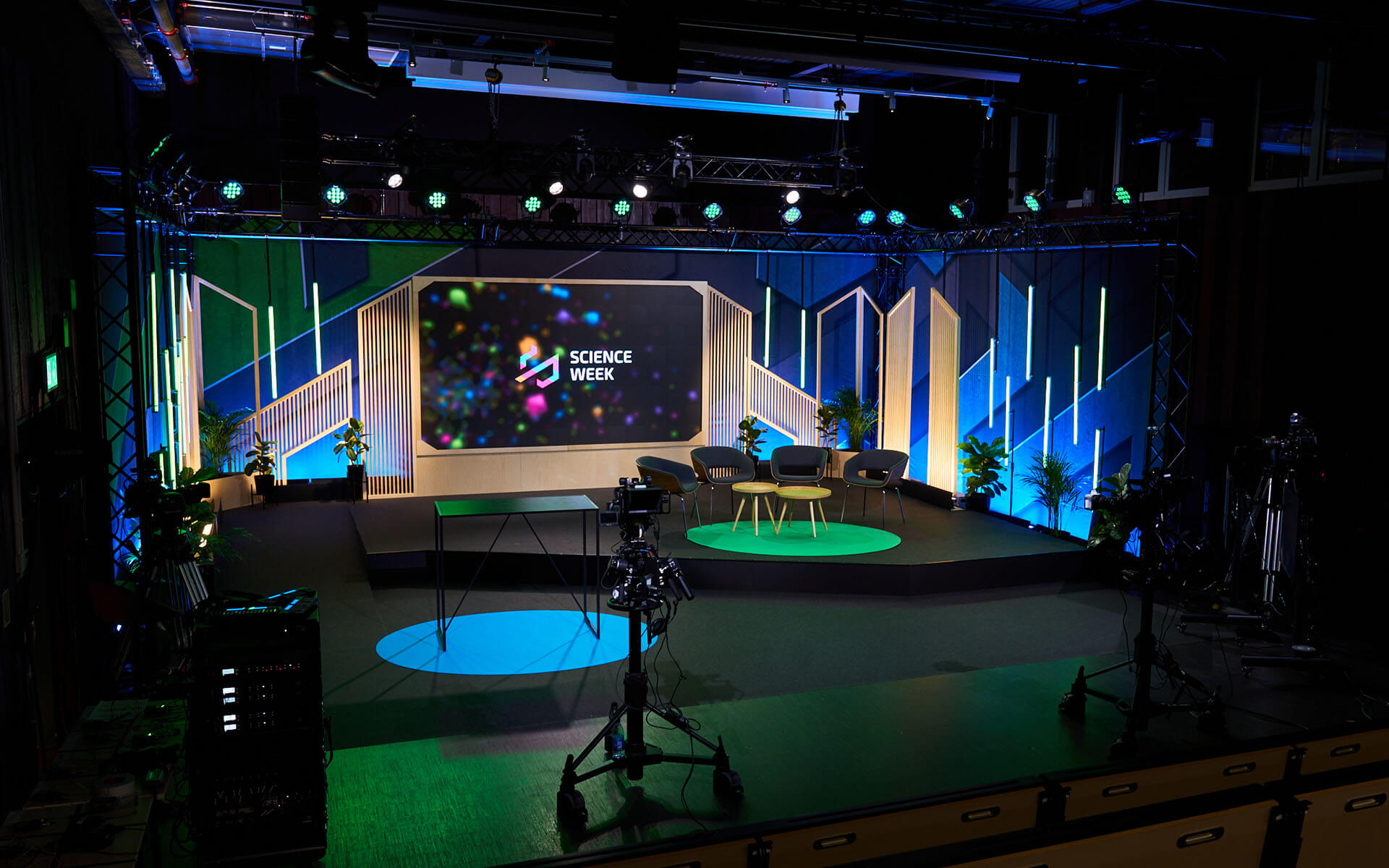 Studiomiljö med luftiga väggelement och ljusinstallationer