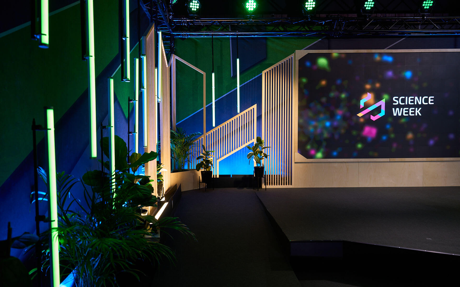 Scendesign med spaljéer i trä och ljusinstallationer