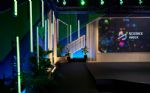 Scendesign med spaljéer i trä och ljusinstallationer