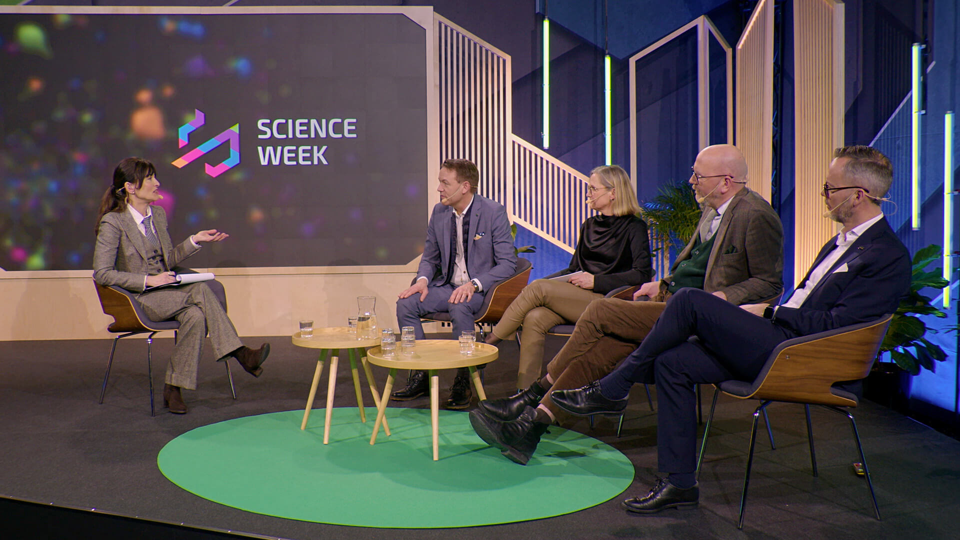 Paneldiskussion på scen under Science Week 2024