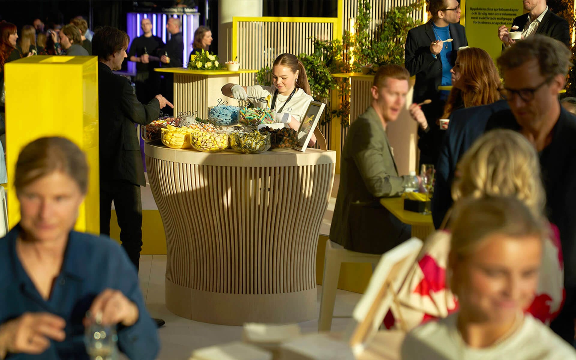 Specialbyggd glasbardisk i Snapchat-lounge, Guldägget 2022 Stockholm Waterfront