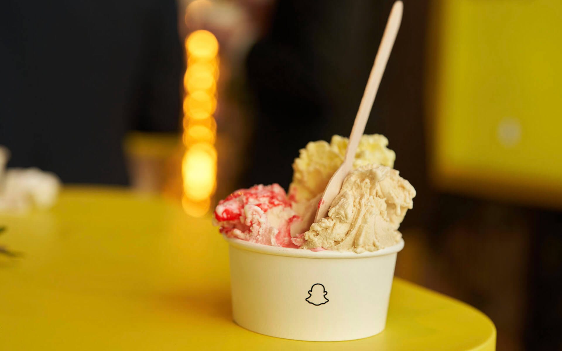 Glassservering med brandade bägare i Snapchat-lounge, Guldägget 2022 Stockholm Waterfront