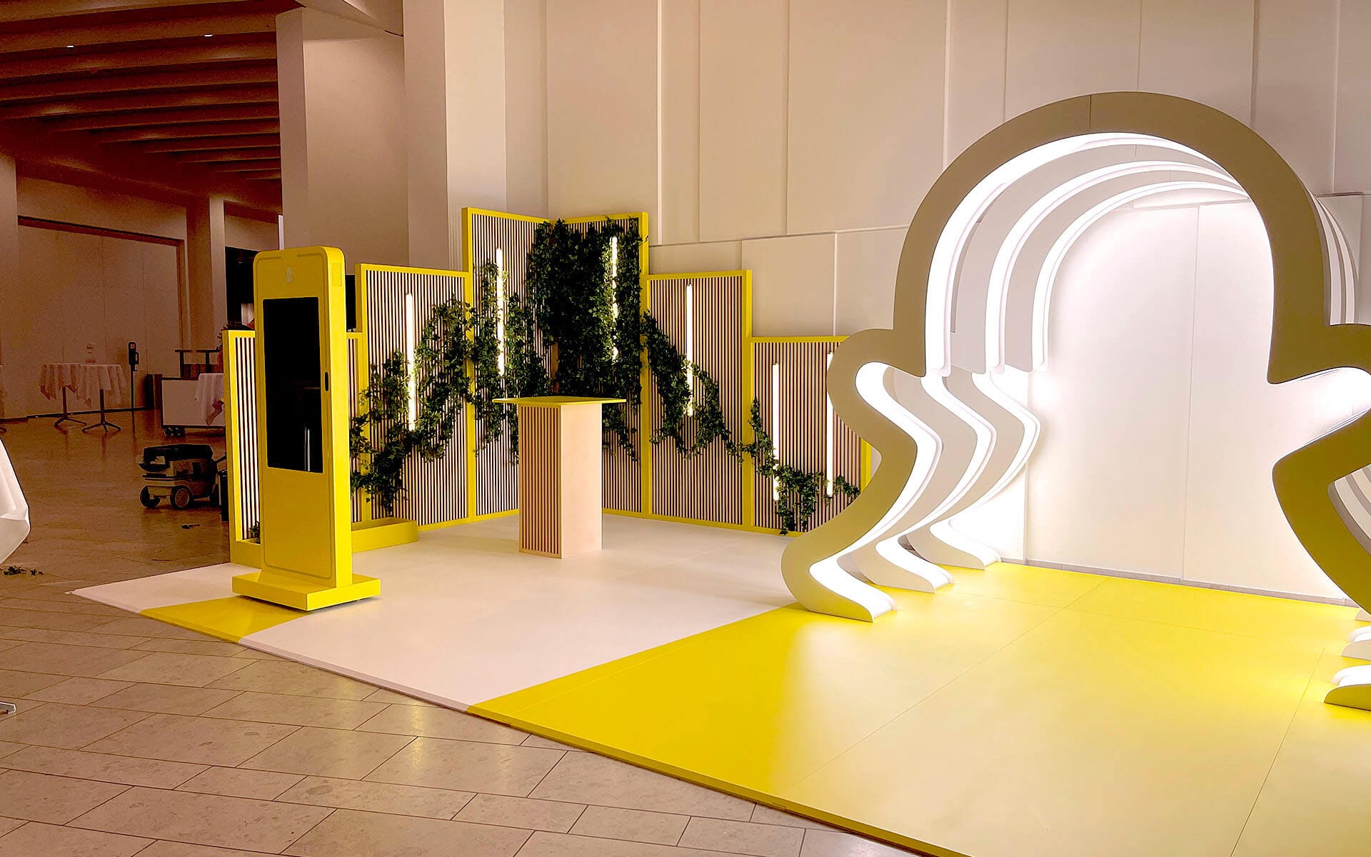 Snapchat mässmonter med kombination av nya och återanvända dekorelement i Snapchat-stil