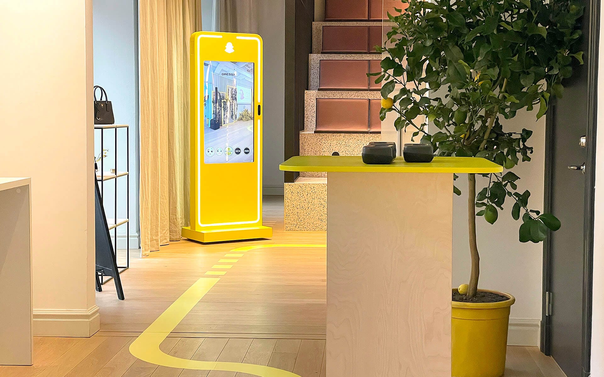 Displaymöbel med inbyggd skärm och golvfoliering, Snapchat event United Spaces Stockholm