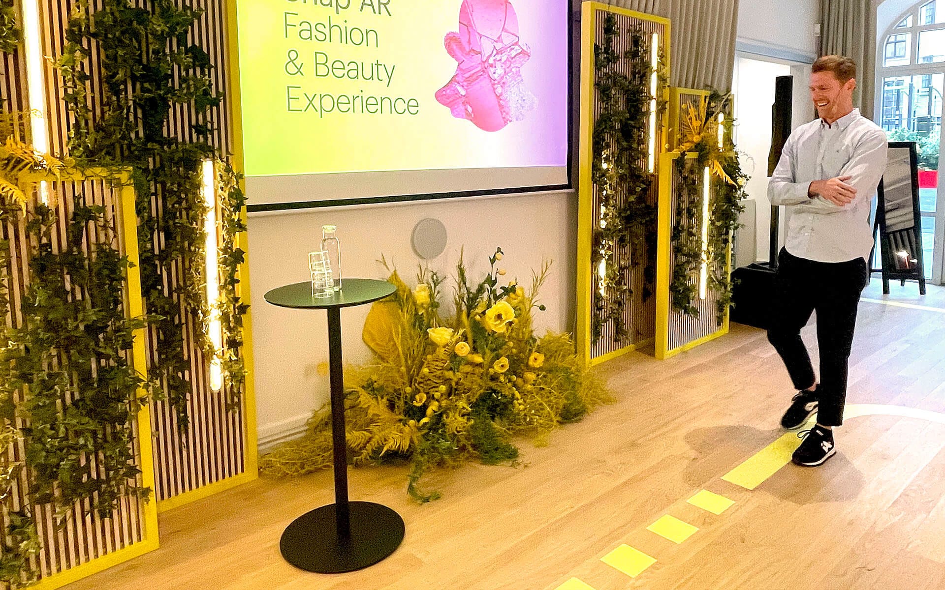 Snapchat-gula spaljéer med murgröna och Astera Titan Tubes, United Spaces Stockholm