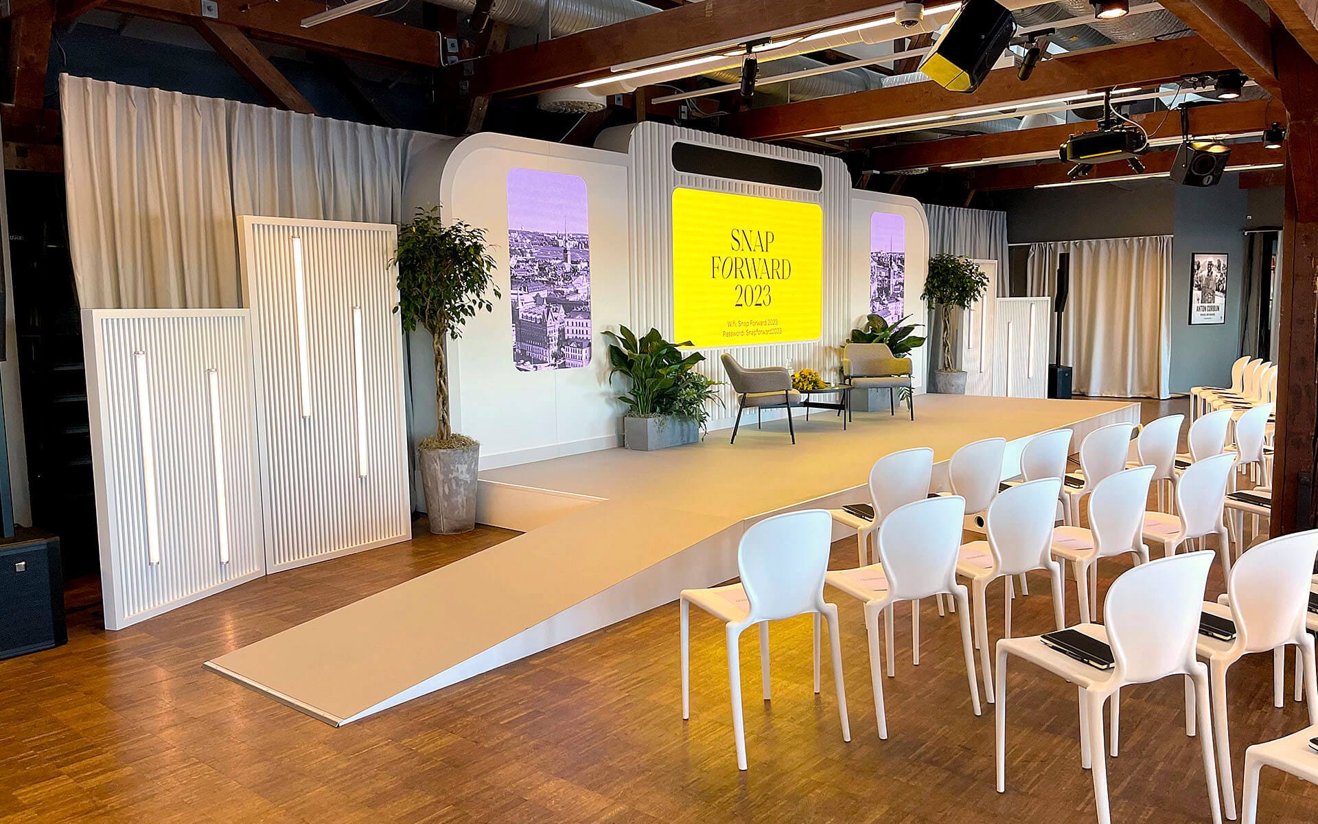 Snap Forward på Fotografiska Museet med specialbyggd scen och tillgänglighetsanpassad ramp