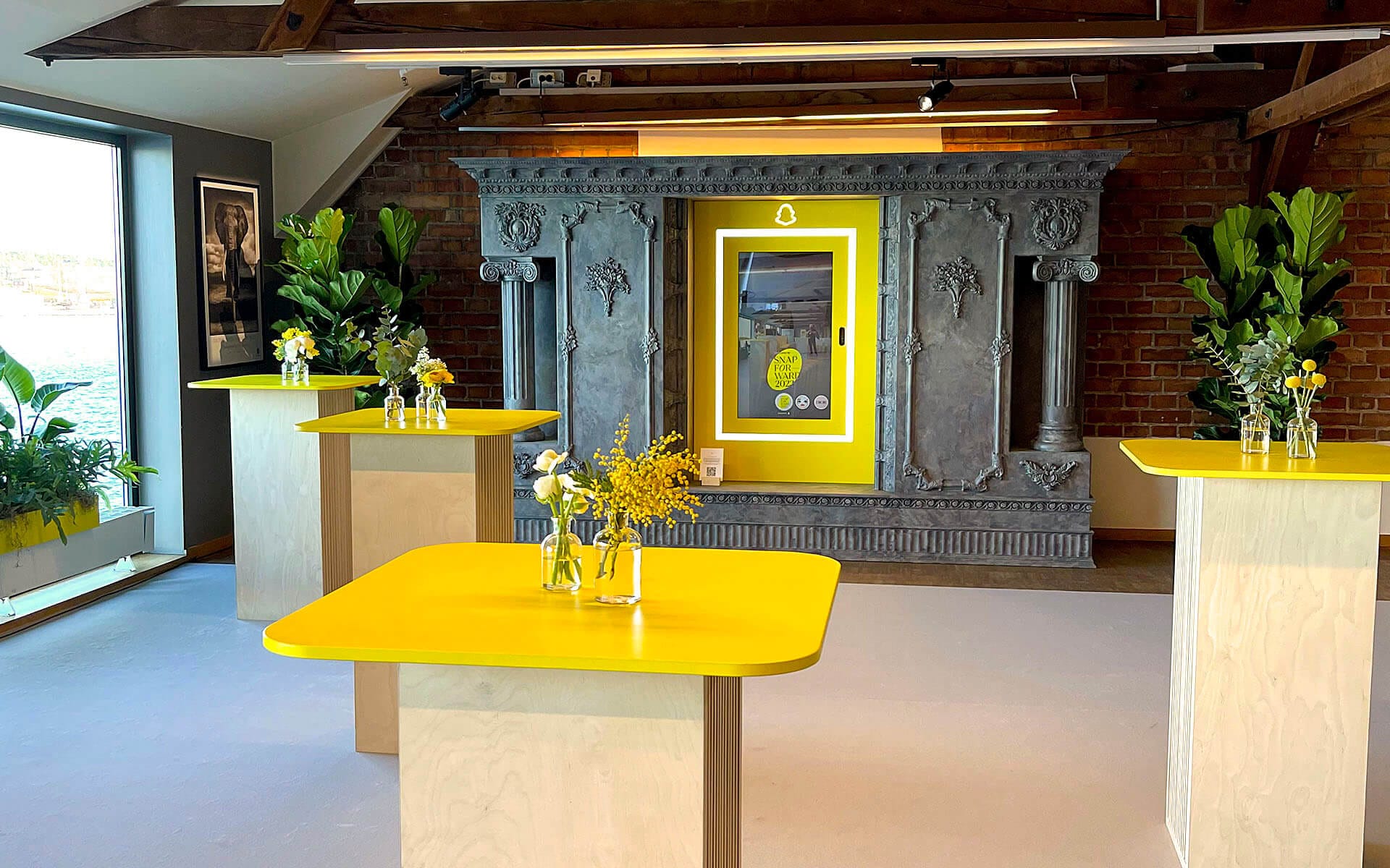 Specialbyggd kakelugn med inbyggd skärm och AR-funktioner, Snap Forward Fotografiska Museet