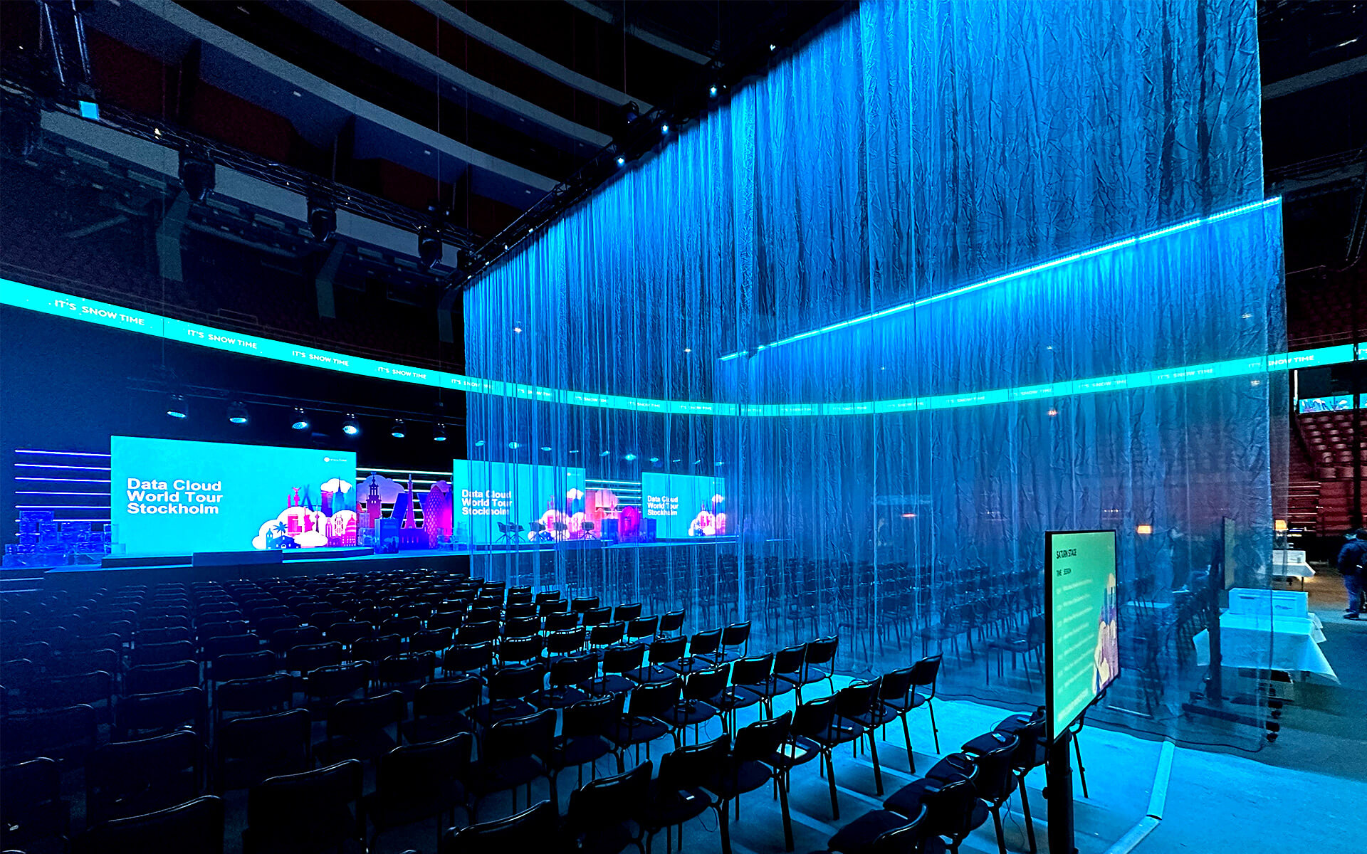 Belysta slöjtyger delar sittningen i tre zoner – Snowflake World Tour 2023, Avicii Arena