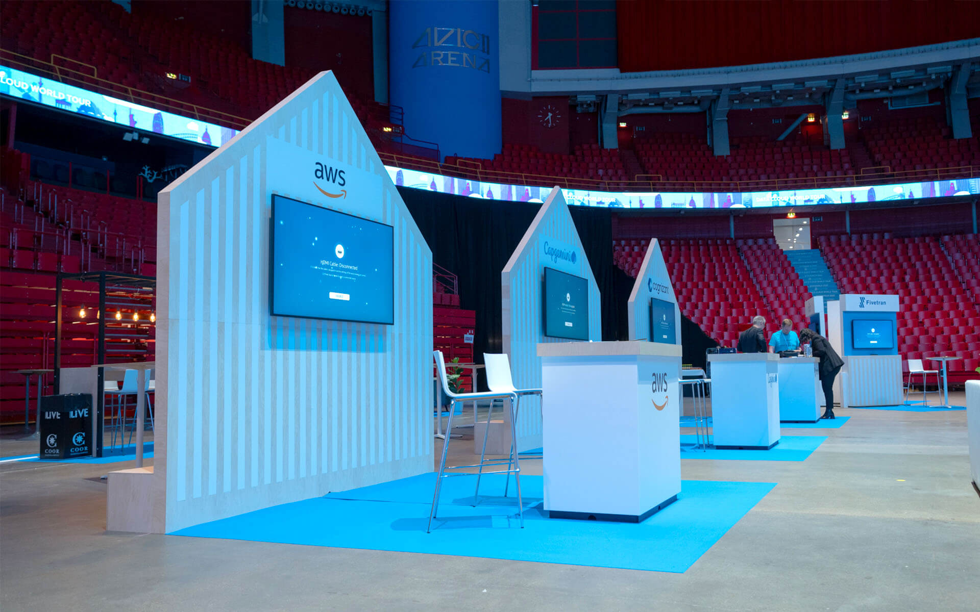 Specialbyggd mässmiljö med TV-pelare och lounger – Snowflake World Tour 2023, Avicii Arena