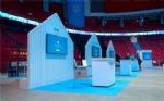 Specialbyggd mässmiljö med TV-pelare och lounger – Snowflake World Tour 2023, Avicii Arena
