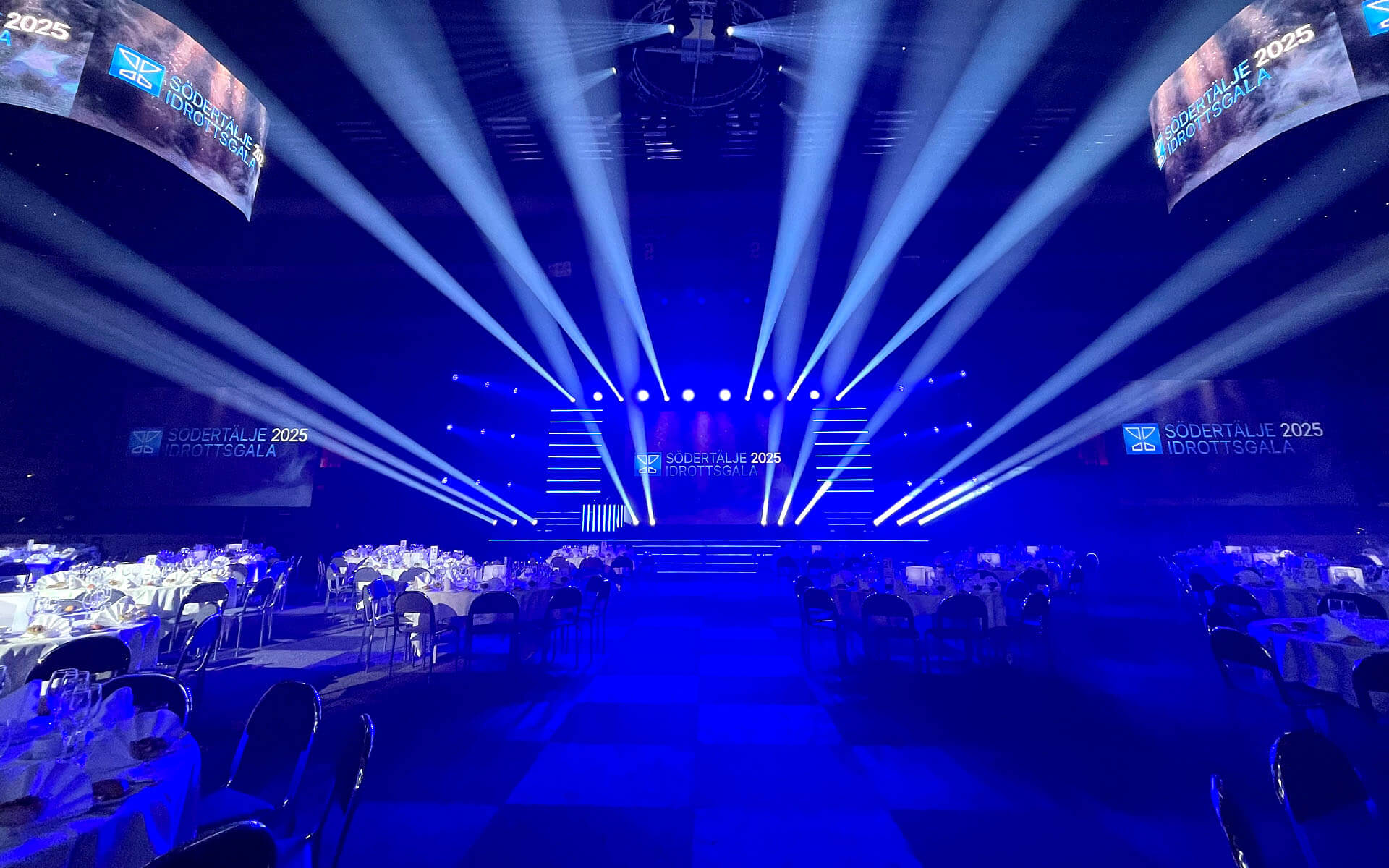 Scen 12 × 6 meter med svart veckad backdrop
