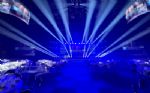 Scen 12 × 6 meter med svart veckad backdrop
