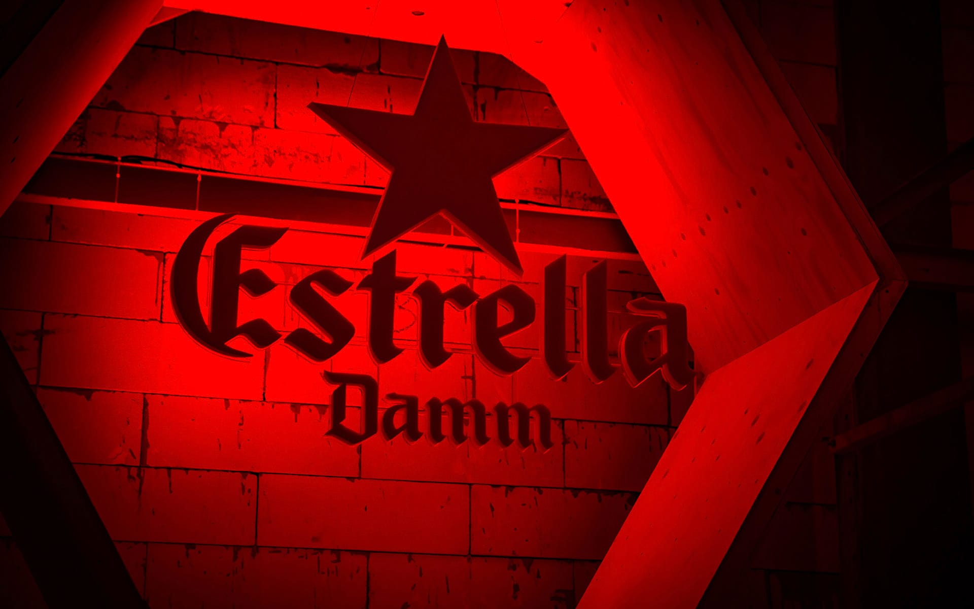 Estrella-logotyp på Sonar Festival – ett specialbyggt dekorativt brandingelement som syns på långt håll i festivalmiljön.