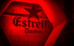 Närbild på hexagon med utskuren Estrella Damm-logga på plexibärare, Sónar 2016