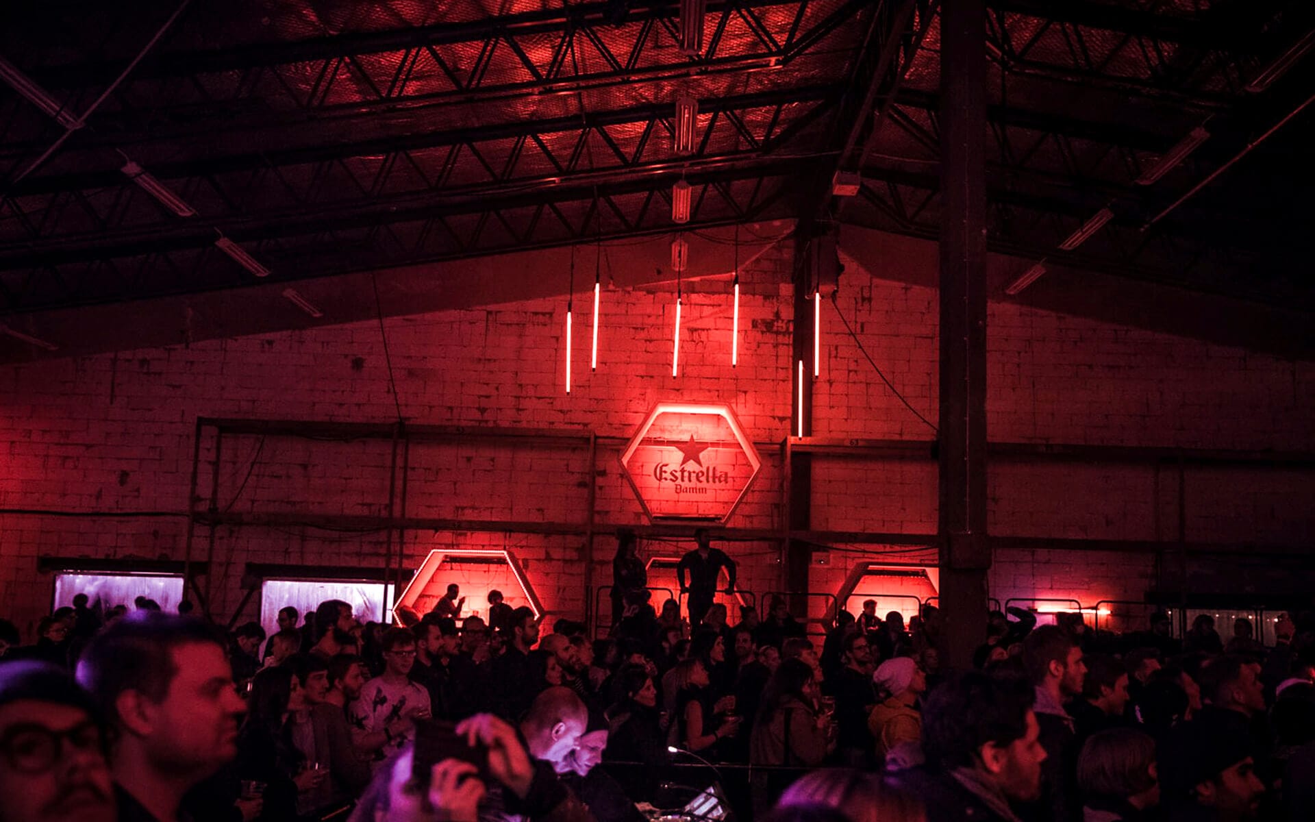 Illuminated Estrella logo at Sonar – print, carpentry and lighting combined for maximum visibility in the festival environment.