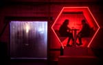Festivalbesökare sitter i hexagon med inbyggda soffor, Estrella lounge Sónar 2016