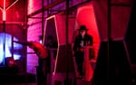 Festivalbesökare rör sig bland belysta hexagoner, Estrella aktivering Nobelberget 2016