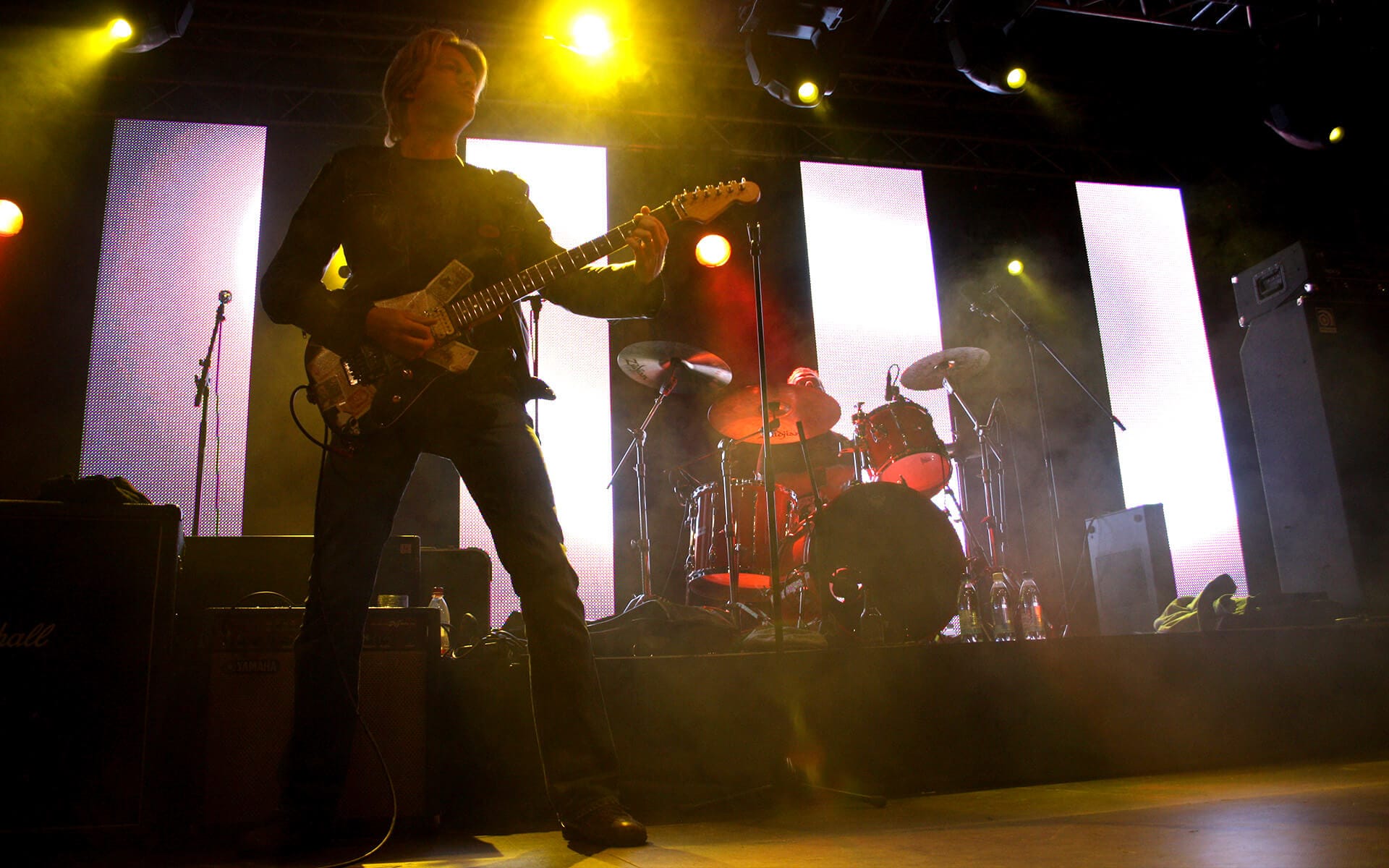 Mats Ronander close-up with guitar on stage, SRBF Edsbergsparken Sollentuna 2012