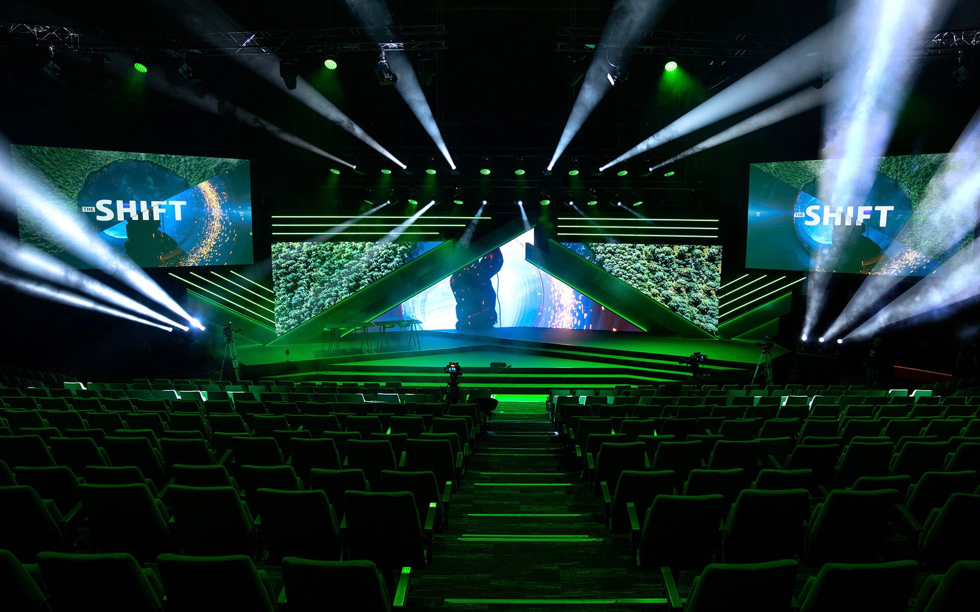 V-formad flernivåscen med LED-vägg och Edgetron-scenografi, Swedish Steel Prize 2023 Stockholm Waterfront