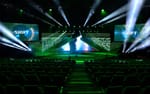 V-formad flernivåscen med LED-vägg och Edgetron-scenografi, Swedish Steel Prize 2023 Stockholm Waterfront