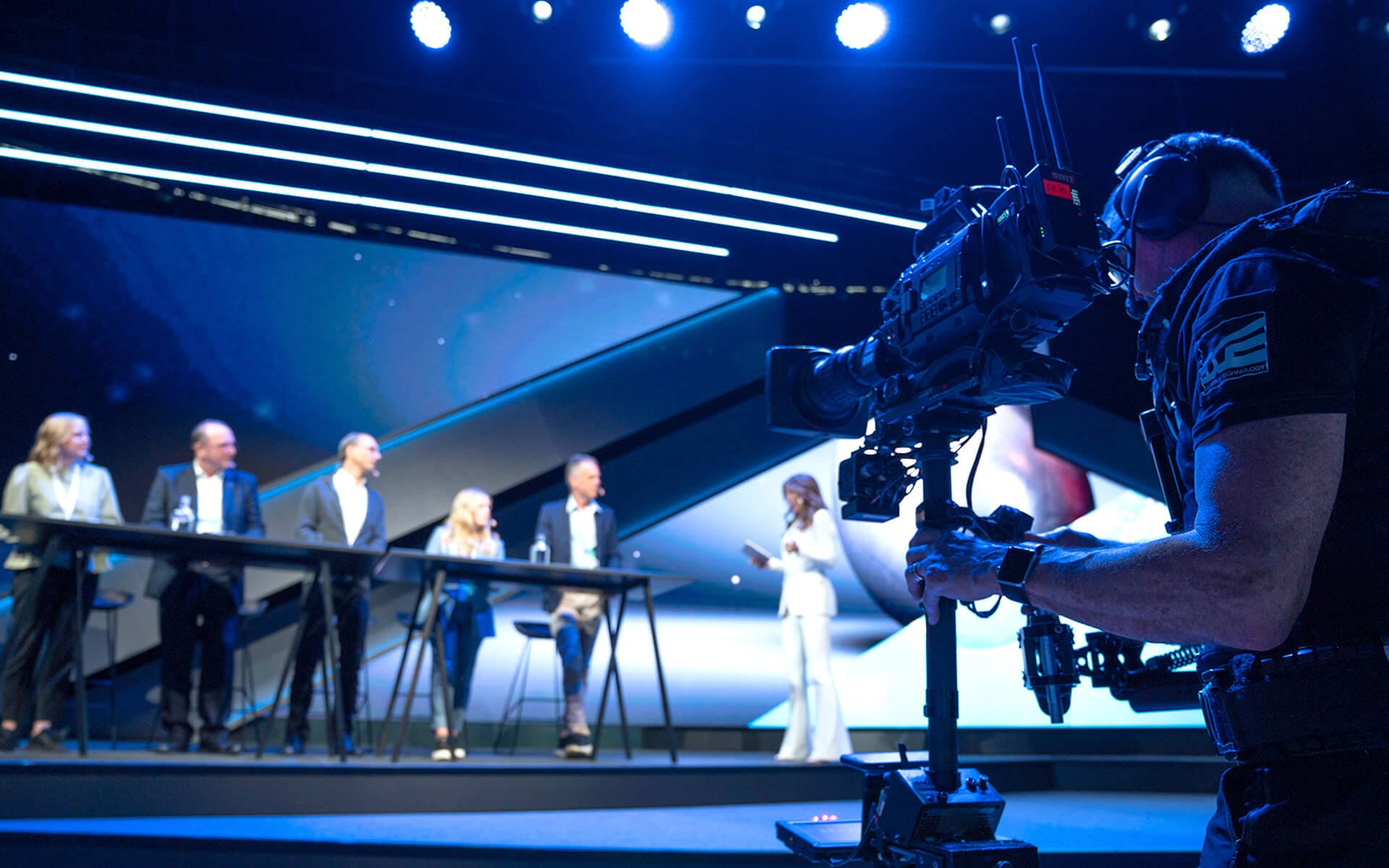 Steadicam-operatör filmar paneldebatt på scenen, Swedish Steel Prize 2023 Waterfront