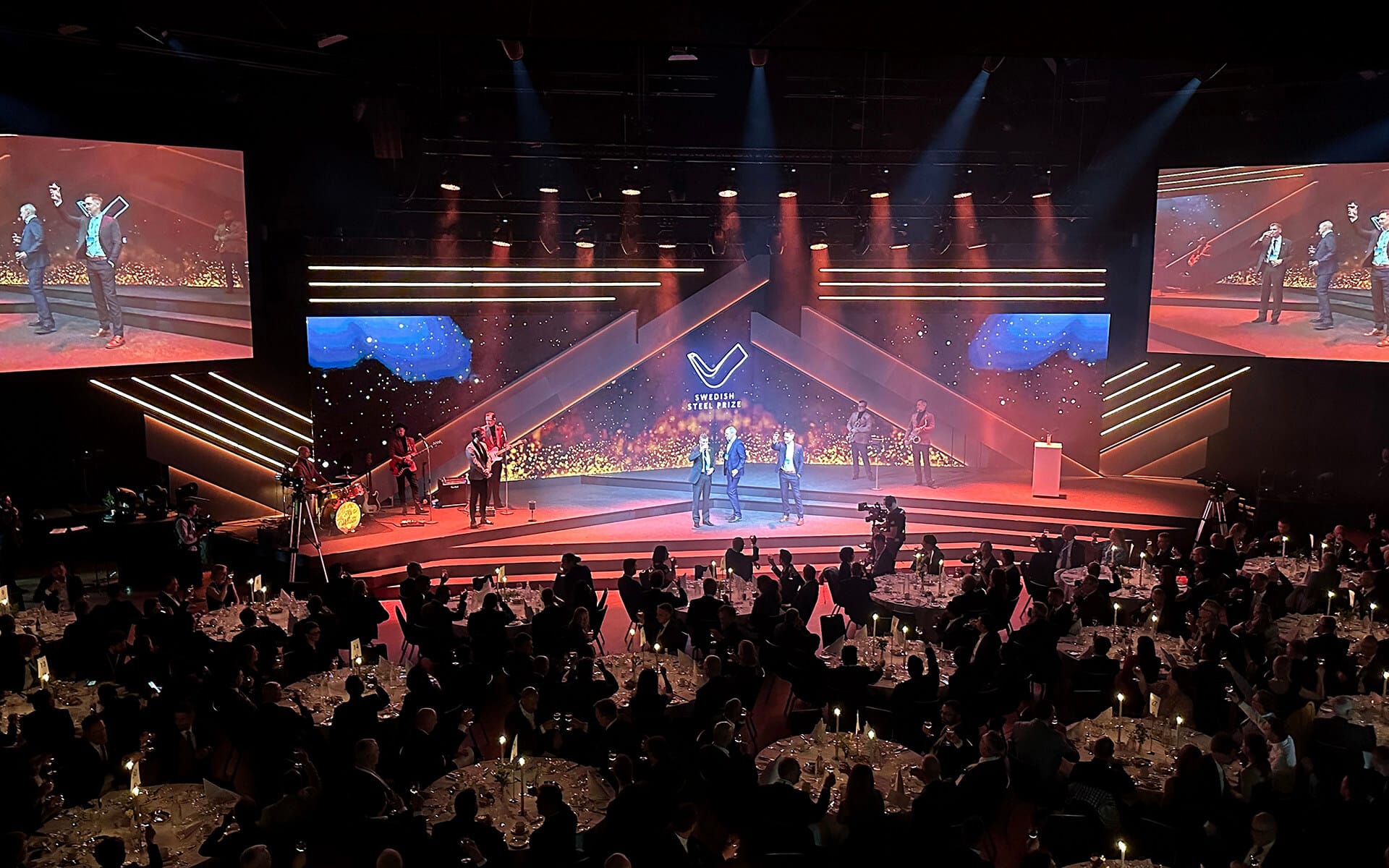 Prisutdelning på scenen under Swedish Steel Prize 2023, Stockholm Waterfront A1