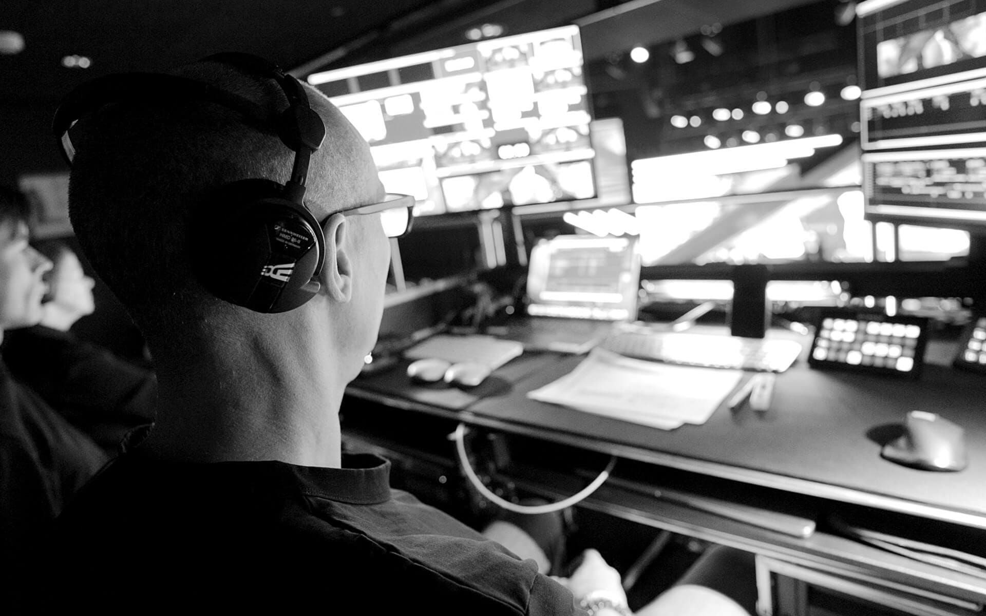 EDGE bildtekniker Robin Skarp sköter Watchout-mediaservern vid mixplatsen, Swedish Steel Prize 2023