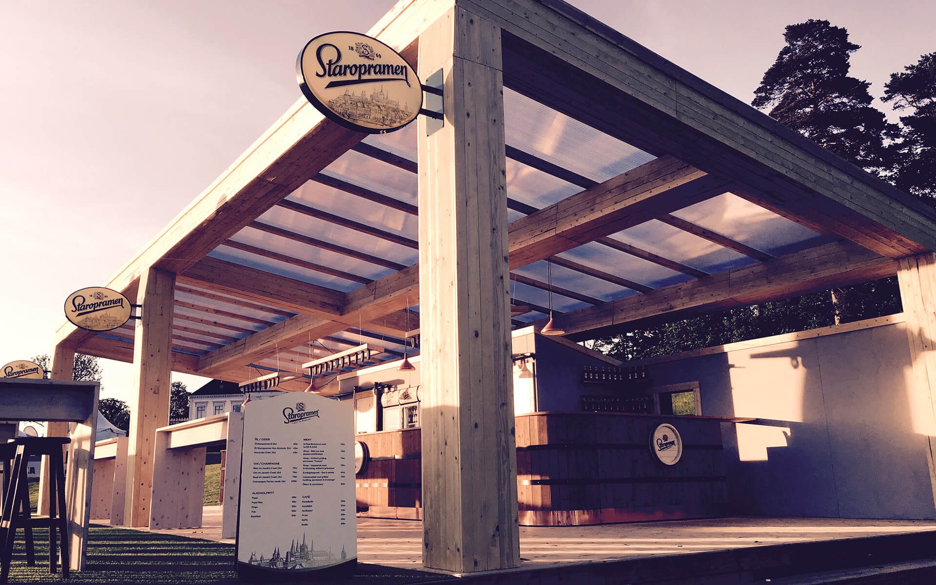 Staropramen sponsor bar at Nordea Masters at Bro Hof – a carpentry outdoor solution built to withstand the conditions of a golf course.